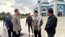 Kapolsek Batu Aji AKP Bayu Rizki Subagyo bersama Dubes Palestina di Masjid Sultan Mahmud Riayat Syah. Foto:Istimewa