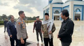 Kapolsek Batu Aji AKP Bayu Rizki Subagyo bersama Dubes Palestina di Masjid Sultan Mahmud Riayat Syah. Foto:Istimewa