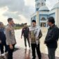 Kapolsek Batu Aji AKP Bayu Rizki Subagyo bersama Dubes Palestina di Masjid Sultan Mahmud Riayat Syah. Foto:Istimewa