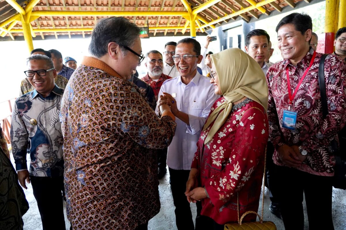 Kepala BP Batam Amsakar Achmad bersama Menteri Koordinator Bidang Perekonomian RI Airlangga Hartarto dan Wakil Perdana Menteri merangkap Menteri Perdagangan dan Industri Singapura Gan Kim Yong di Pelabuhan NPM, Nongsa, Senin (20/7/2026). Foto:Humas BP Batam. 