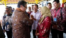 Kepala BP Batam Amsakar Achmad bersama Menteri Koordinator Bidang Perekonomian RI Airlangga Hartarto dan Wakil Perdana Menteri merangkap Menteri Perdagangan dan Industri Singapura Gan Kim Yong di Pelabuhan NPM, Nongsa, Senin (20/7/2026). Foto:Humas BP Batam.
