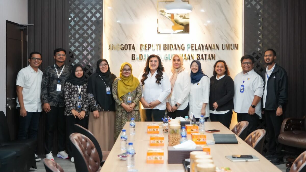 Anggota/Deputi Bidang Pelayanan Umum BP Batam, Ariastuty Sirait, menerima audiensi Kepala Kantor Bahasa Provinsi Kepulauan Riau, Titik Wijanarti, beserta jajaran di Ruang Rapat Deputi Bidang Pelayanan Umum, Selasa (21/7/2026). Foto:Humas BP Batam