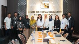 Anggota/Deputi Bidang Pelayanan Umum BP Batam, Ariastuty Sirait, menerima audiensi Kepala Kantor Bahasa Provinsi Kepulauan Riau, Titik Wijanarti, beserta jajaran di Ruang Rapat Deputi Bidang Pelayanan Umum, Selasa (21/7/2026). Foto:Humas BP Batam