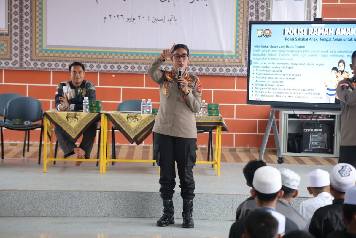 Kabid Humas Polda Kepri, Kombes Pol. Dr. Nona Pricillia Ohei, hadir sebagai narasumber dalam kegiatan MPLS Tahun Ajaran 2026/2027, Rabu (22/7/2026). Foto: Humas Polda Kepri