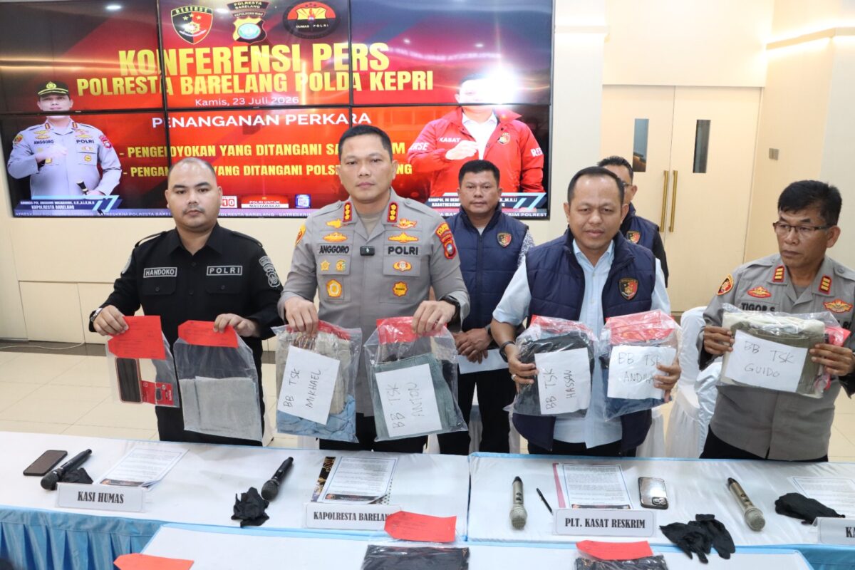 Kapolresta Barelang Kombes Pol Anggoro Wicaksono saat konferensi pers di lobi Polresta Barelang didampingi Kapolsek Bengkong AKP Tigor Dabariba, Plt Kasat Reskrim Polresta Barelang AKP Ade Putra, serta Bamin Sihumas Polresta Barelang Brigadir Handoko Pasaribu dalam keterangannya, Kamsi (23/7/2026). Foto: Humas Polres