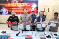 Kapolresta Barelang Kombes Pol Anggoro Wicaksono saat konferensi pers di lobi Polresta Barelang didampingi Kapolsek Bengkong AKP Tigor Dabariba, Plt Kasat Reskrim Polresta Barelang AKP Ade Putra, serta Bamin Sihumas Polresta Barelang Brigadir Handoko Pasaribu dalam keterangannya, Kamsi (23/7/2026). Foto: Humas Polres