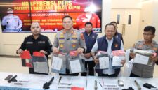 Kapolresta Barelang Kombes Pol Anggoro Wicaksono saat konferensi pers di lobi Polresta Barelang didampingi Kapolsek Bengkong AKP Tigor Dabariba, Plt Kasat Reskrim Polresta Barelang AKP Ade Putra, serta Bamin Sihumas Polresta Barelang Brigadir Handoko Pasaribu dalam keterangannya, Kamsi (23/7/2026). Foto: Humas Polres