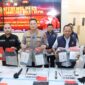 Kapolresta Barelang Kombes Pol Anggoro Wicaksono saat konferensi pers di lobi Polresta Barelang didampingi Kapolsek Bengkong AKP Tigor Dabariba, Plt Kasat Reskrim Polresta Barelang AKP Ade Putra, serta Bamin Sihumas Polresta Barelang Brigadir Handoko Pasaribu dalam keterangannya, Kamsi (23/7/2026). Foto: Humas Polres