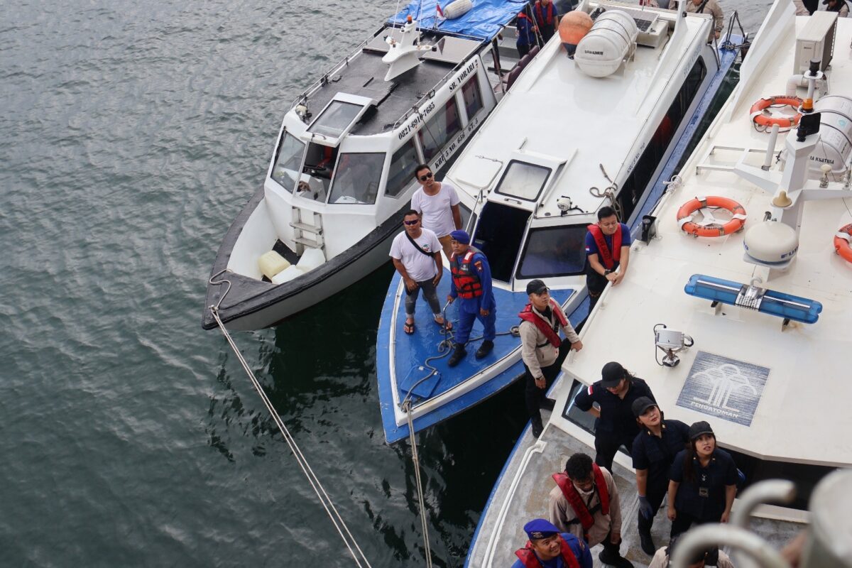 Imigrasi Batam memperketat pengawasan di jalur laut internasional melalui operasi gabungan yang menyasar dua kapal berbendera asing di perairan Sekupang dan Batu Ampar, Rabu (22/7/2026). Foto:Istimewa