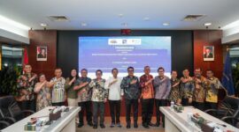Kepala BP Batam Amsakar Achmad dan Bos Panbil Group Johanes Kennedy Aritonang serta Direktur Utama PLN Batam Kwin Fo saat MoU pengembangan KEK Tanjung Sauh di BP Batam, Kamis (23/7/2026). Foto:Humas BP Batam