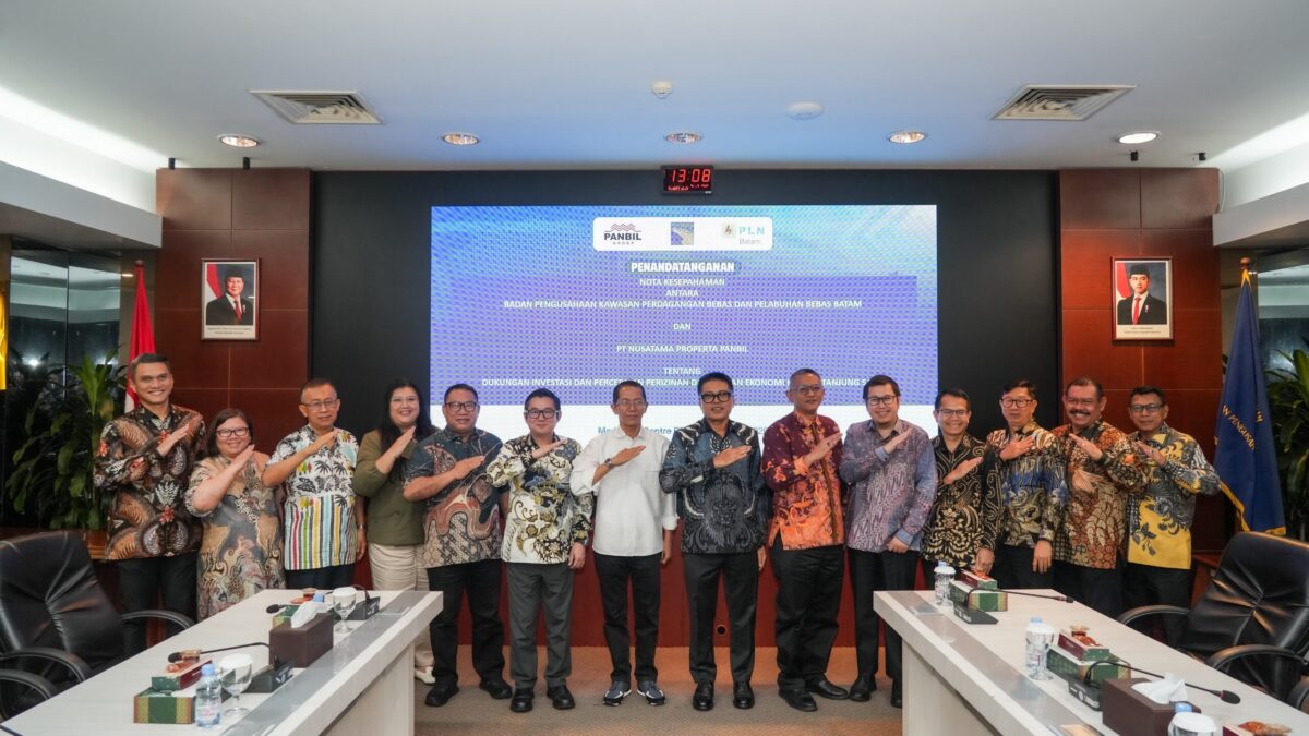 Kepala BP Batam Amsakar Achmad dan Bos Panbil Group Johanes Kennedy Aritonang serta Direktur Utama PLN Batam Kwin Fo saat MoU pengembangan KEK Tanjung Sauh di BP Batam, Kamis (23/7/2026). Foto:Humas BP Batam