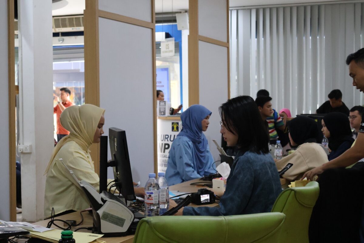 Salah satu warga tengah menguras paspor di kantor Imigrasi Batam saat akhir pekan. Foto:Istimewa