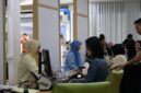Salah satu warga tengah menguras paspor di kantor Imigrasi Batam saat akhir pekan. Foto:Istimewa