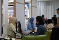 Salah satu warga tengah menguras paspor di kantor Imigrasi Batam saat akhir pekan. Foto:Istimewa