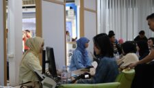 Salah satu warga tengah menguras paspor di kantor Imigrasi Batam saat akhir pekan. Foto:Istimewa