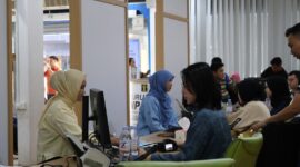 Salah satu warga tengah menguras paspor di kantor Imigrasi Batam saat akhir pekan. Foto:Istimewa