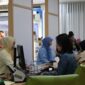 Salah satu warga tengah menguras paspor di kantor Imigrasi Batam saat akhir pekan. Foto:Istimewa