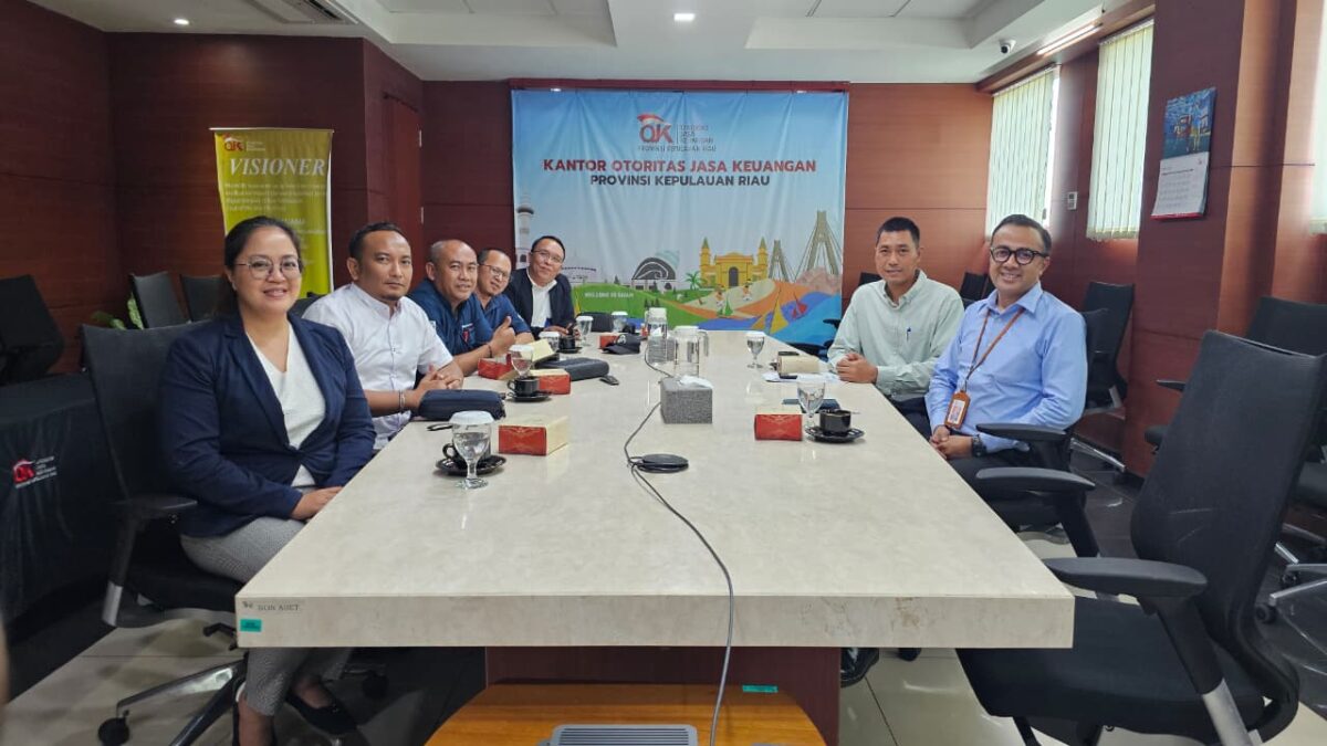 Kepala OJK Kepri Sinar Danandjaya bersama jajaran pengurus baru APPI Batam di Kantor OJK Kepri, Batam, Senin (27/7/2026). Foto:Istimewa