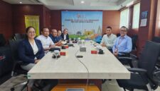 Kepala OJK Kepri Sinar Danandjaya bersama jajaran pengurus baru APPI Batam di Kantor OJK Kepri, Batam, Senin (27/7/2026). Foto:Istimewa