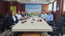 Kepala OJK Kepri Sinar Danandjaya bersama jajaran pengurus baru APPI Batam di Kantor OJK Kepri, Batam, Senin (27/7/2026). Foto:Istimewa