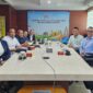 Kepala OJK Kepri Sinar Danandjaya bersama jajaran pengurus baru APPI Batam di Kantor OJK Kepri, Batam, Senin (27/7/2026). Foto:Istimewa