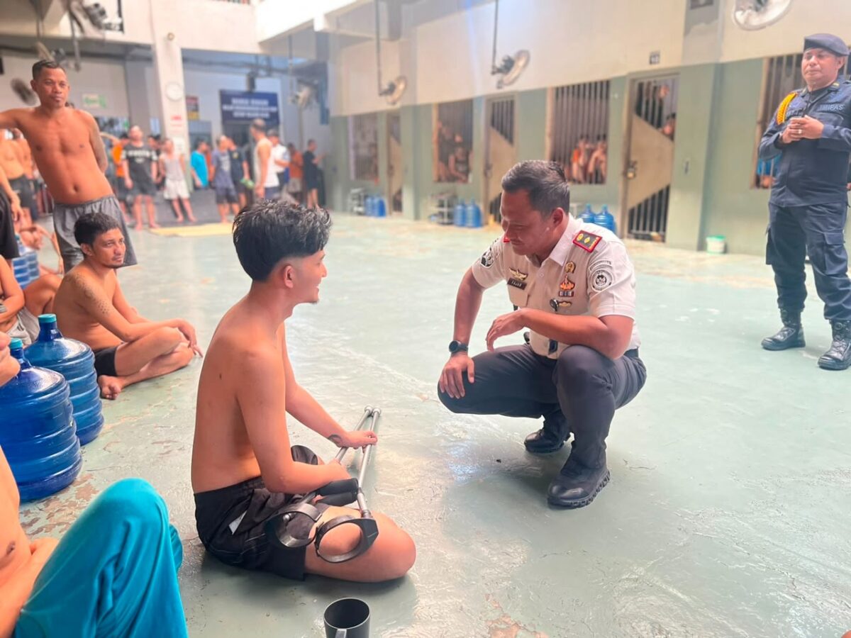 Karutan Batam Fajar Teguh Wibowo saat diskusi dengan warga binaan, Rabu (29/7/2026). Foto:Istimewa