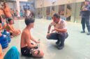 Karutan Batam Fajar Teguh Wibowo saat diskusi dengan warga binaan, Rabu (29/7/2026). Foto:Istimewa