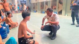 Karutan Batam Fajar Teguh Wibowo saat diskusi dengan warga binaan, Rabu (29/7/2026). Foto:Istimewa