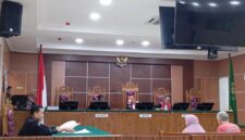 Terdakwa saat menjalani tuntutan dari JPU dalam persidangan di Pengadilan Negeri Batam, Selasa (30/6/2026). Foto:matapedia