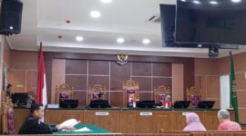 Terdakwa saat menjalani tuntutan dari JPU dalam persidangan di Pengadilan Negeri Batam, Selasa (30/6/2026). Foto:matapedia