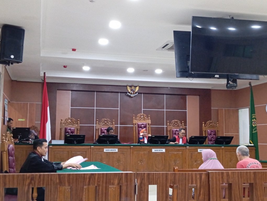 Terdakwa saat menjalani tuntutan dari JPU dalam persidangan di Pengadilan Negeri Batam, Selasa (30/6/2026). Foto:matapedia