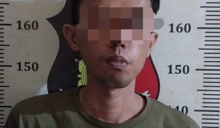 Pelaku penipuan calon jemaah umrah yang berhasil dibekuk Polsek Batuaji, di loby Bandara Hang Nadim Batam. Matapedia6.com/ Dok Polsek Batuaji