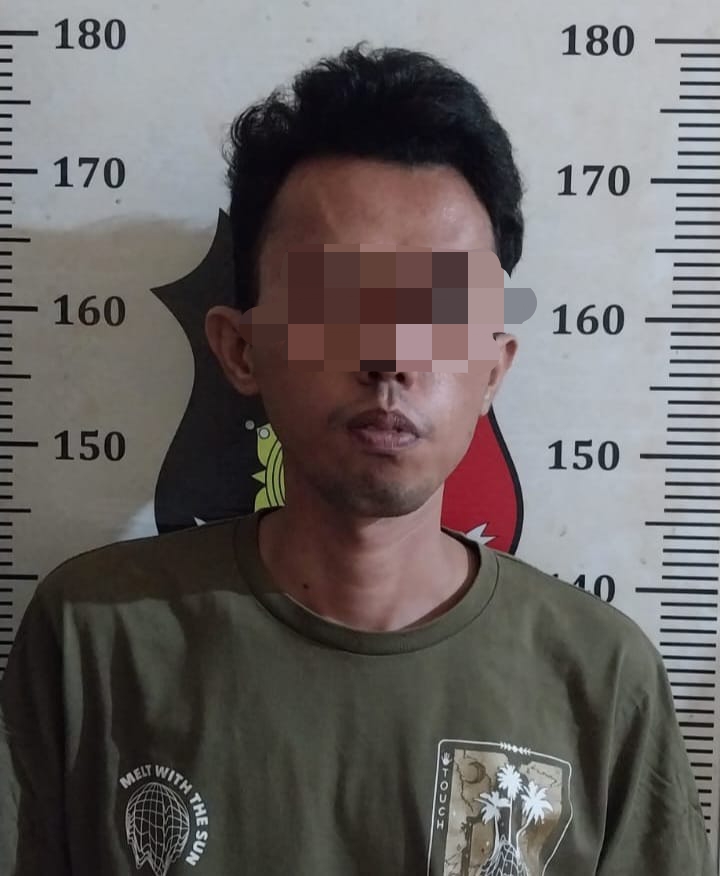 Pelaku penipuan calon jemaah umrah yang berhasil dibekuk Polsek Batuaji, di loby Bandara Hang Nadim Batam. Matapedia6.com/ Dok Polsek Batuaji