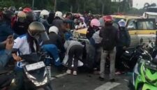 Mobil tabrak beberapa motor di simpang lampu merah Kepri Mall, Sabtu (4/7/2026). Foto:Istimewa