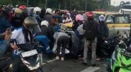 Mobil tabrak beberapa motor di simpang lampu merah Kepri Mall, Sabtu (4/7/2026). Foto:Istimewa