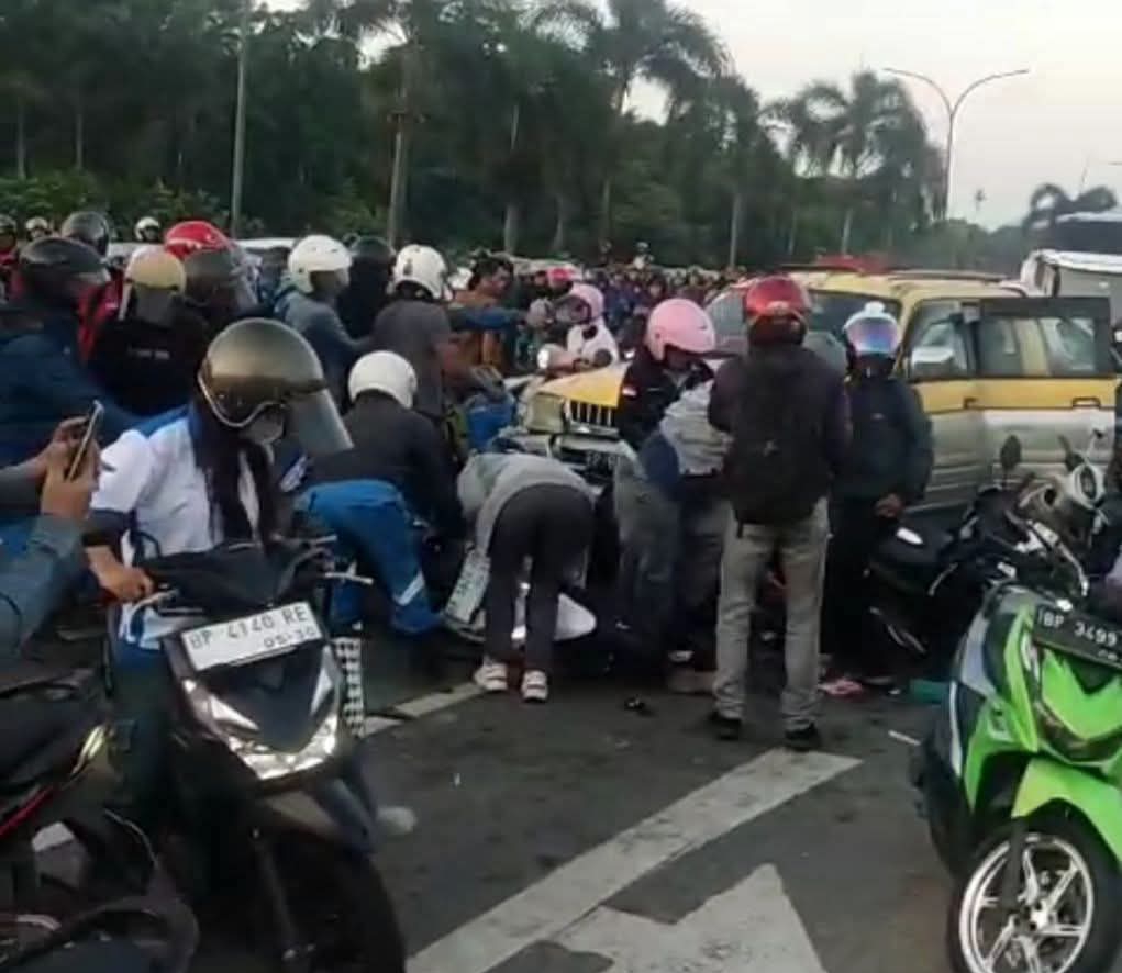 Mobil tabrak beberapa motor di simpang lampu merah Kepri Mall, Sabtu (4/7/2026). Foto:Istimewa