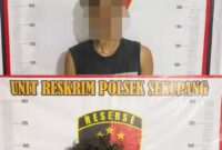 Terduga pelaku saat diamankan Polsek Sekupang. Foto:Istimewa