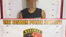 Terduga pelaku saat diamankan Polsek Sekupang. Foto:Istimewa