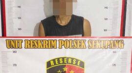 Terduga pelaku saat diamankan Polsek Sekupang. Foto:Istimewa