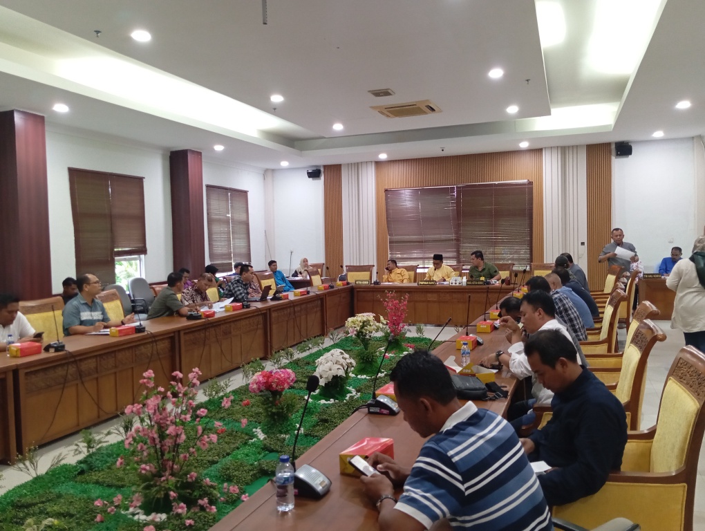 Rapat Dengar Pendapat Umum (RDPU) yang menghadirkan warga pemilik kavling PT Jeny Prima Putra, yang dipimpin Ketua Komisi I DPRD Batam, Mustofa, Jumat (10/7/2026). Foto:Rega/matapedia