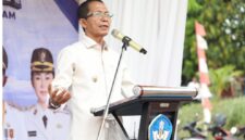 Wali Kota Batam Amsakar Achmad saat sambutan di acara peletakan batu pertama sekolah menengah atas negeri SMKN 13 Bengkong, Senin (13/7/2026). Foto:Ist