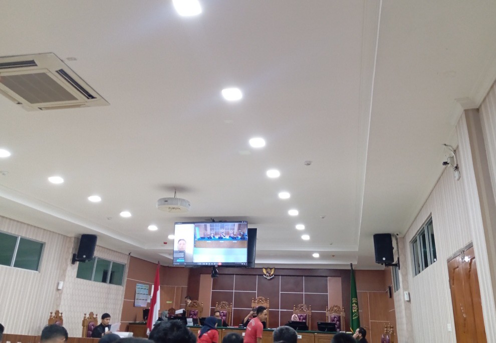 Dua terdakwa menjalani persidangan dalam agenda pemeriksaan saksi dari JPU di Pengadilan Negeri Batam, Rabu (15/7/2026). Foto:Rega/matapedia