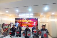Kasat Reskrim Polresta Barelang Kompol M. Debby Tri Andrestian didampingi Kapolsek Nongsa Kompol Eriman dan Kanit Jatanras Satreskrim Polresta Barelang dalam jumpa pers kasus jambret, Jumat (17/7/2026). Foto:Rega/matapedia 