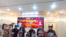 Kasat Reskrim Polresta Barelang Kompol M. Debby Tri Andrestian didampingi Kapolsek Nongsa Kompol Eriman dan Kanit Jatanras Satreskrim Polresta Barelang dalam jumpa pers kasus jambret, Jumat (17/7/2026). Foto:Rega/matapedia 