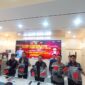 Kasat Reskrim Polresta Barelang Kompol M. Debby Tri Andrestian didampingi Kapolsek Nongsa Kompol Eriman dan Kanit Jatanras Satreskrim Polresta Barelang dalam jumpa pers kasus jambret, Jumat (17/7/2026). Foto:Rega/matapedia 