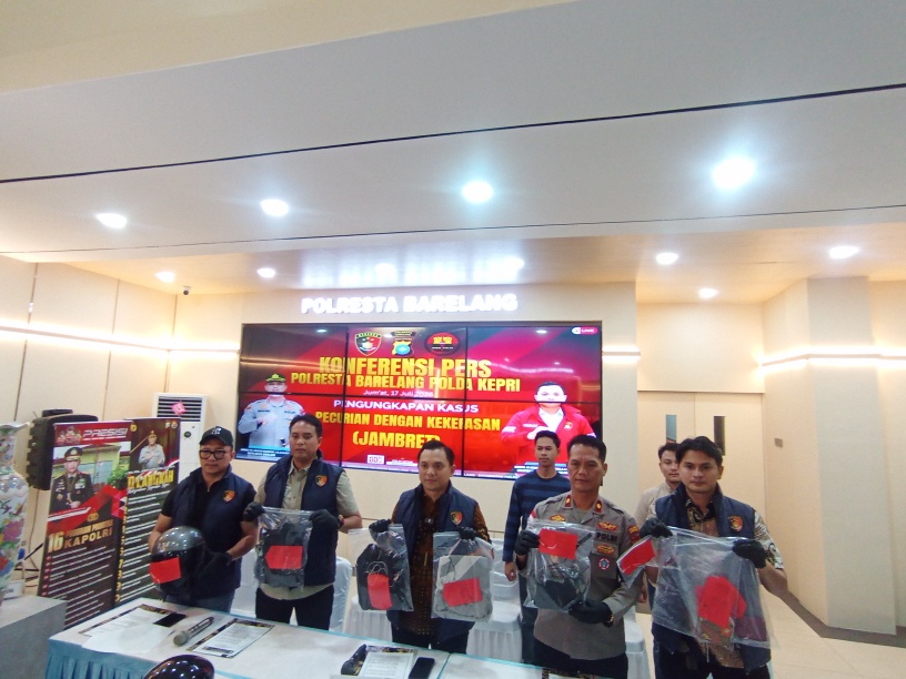 Kasat Reskrim Polresta Barelang Kompol M. Debby Tri Andrestian didampingi Kapolsek Nongsa Kompol Eriman dan Kanit Jatanras Satreskrim Polresta Barelang dalam jumpa pers kasus jambret, Jumat (17/7/2026). Foto:Rega/matapedia 