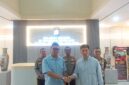 Kedua saling salam setelah sepakat Damai di Polresta Barelang, Jumat (17/7/2026). Foto:Rega/matapedia