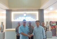 Kedua saling salam setelah sepakat Damai di Polresta Barelang, Jumat (17/7/2026). Foto:Rega/matapedia