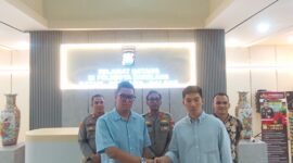 Kedua saling salam setelah sepakat Damai di Polresta Barelang, Jumat (17/7/2026). Foto:Rega/matapedia