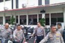 Kasat Lantas Polresta Barelang Kompol Afiditya Arief Wibowo saat menujukan barang bukti motor tak sesuai standar dalam jumpa pers, Senin (20/7/2026). Foto:Rega/matapedia